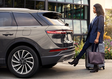 A woman with her hands full uses her foot to activate the available hands-free liftgate. | Randy Marion Lincoln in Statesville NC