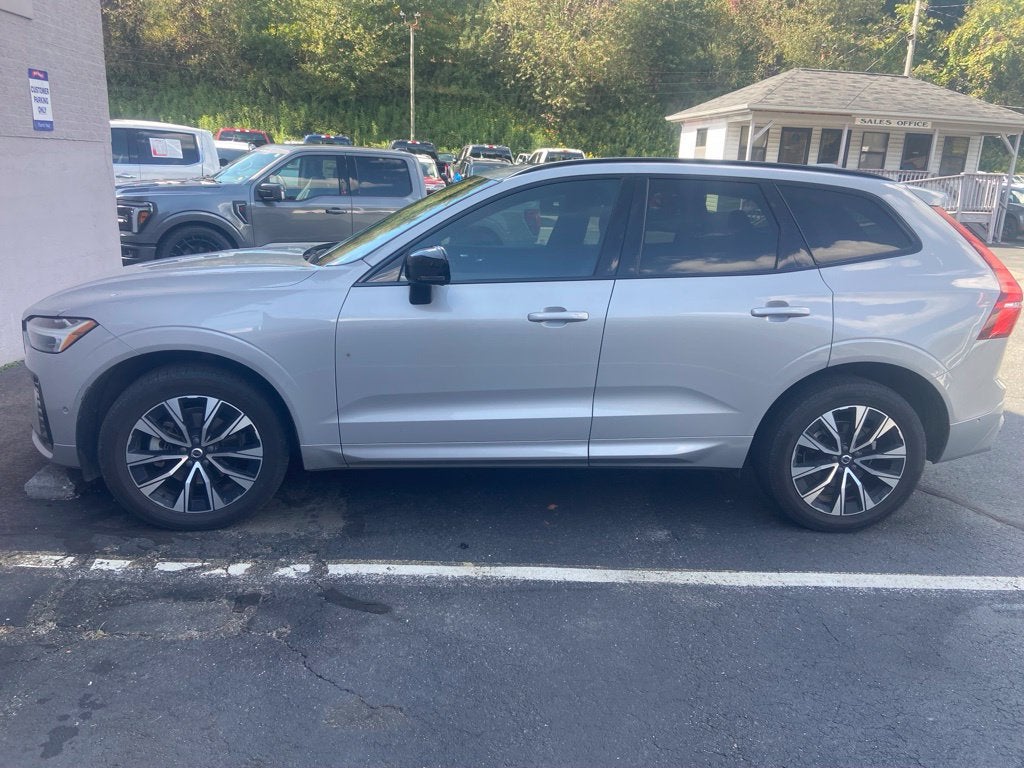 2023 Volvo XC60 B5 Plus Dark Theme