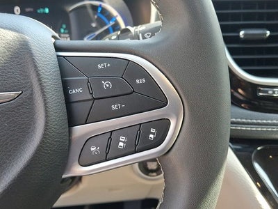 2024 Chrysler Pacifica Hybrid Select